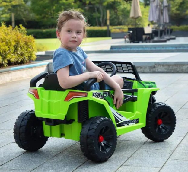 A kid is resting on the jeep for kids.