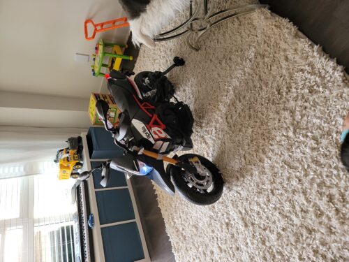 12V Electric Aprilia Licensed Motorcycle, Battery Powered Kids Ride On Toy Car with Auxiliary Wheels, Red photo review
