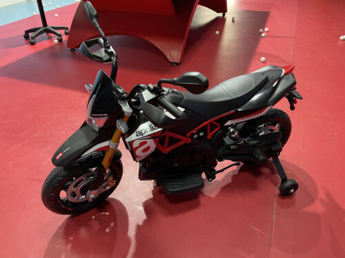 12V Electric Aprilia Licensed Motorcycle, Battery Powered Kids Ride On Toy Car with Auxiliary Wheels, Red photo review