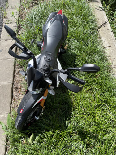 12V Electric Aprilia Licensed Motorcycle, Battery Powered Kids Ride On Toy Car with Auxiliary Wheels, Red photo review