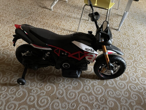 12V Electric Aprilia Licensed Motorcycle, Battery Powered Kids Ride On Toy Car with Auxiliary Wheels, Red photo review