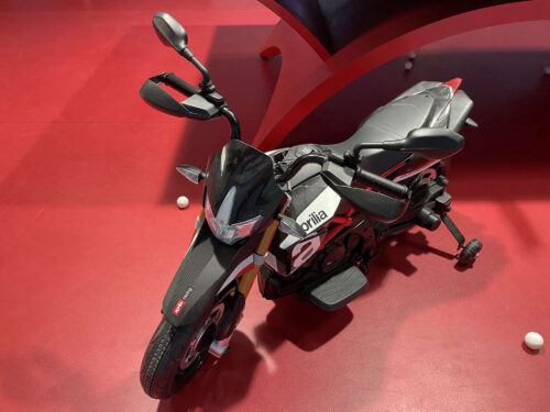 12V Electric Aprilia Licensed Motorcycle, Battery Powered Kids Ride On Toy Car with Auxiliary Wheels, Black photo review